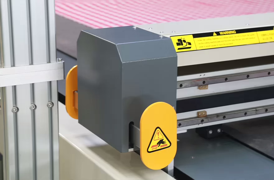 Richpeace Stripe and Plaid MatchingCutting Machine - Image 3